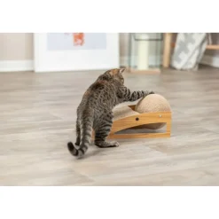 TRIXIE Kratzrampe mit Ball | 43 × 17 × 20 cm